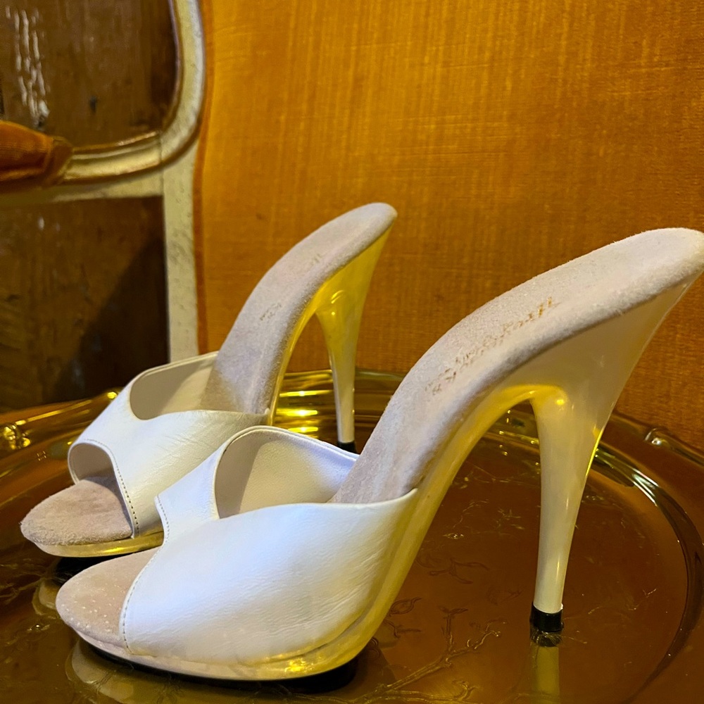 New Vintage Fredrick’s of Hollywood peep toe white stiletto slip on mule
